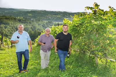 Trzy pokolenia. Winnica Steców to firma rodzinna. Pracują w niej (na zdjęciu od lewej) Rafał Stec, jego teść Antoni Ciepielowski, syn Michał, a także teściowa i rodzice Rafała Steca oraz jego pozostali dwaj synowie Bartosz i Kacper.