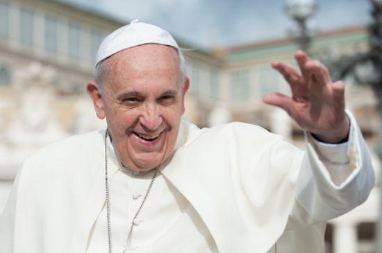 Papież Franciszek pozdrawia tłum fot. iStock