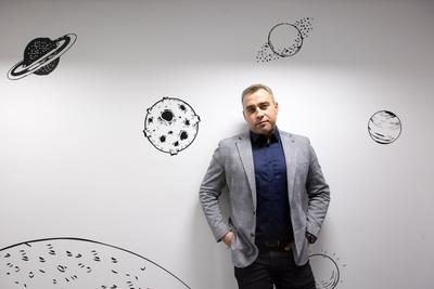 Cezary Szczypa, prezes Asaponu, był związany z firmą biznesowo już od lat, a od stycznia nią zarządza. Jest świadom, że sieć wysyłkomatów wymaga skalowania. Podkreśla, że początki operatora paczkomatów też były trudne, ale rozwój biznesu się opłacił.