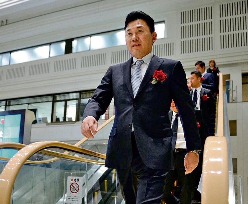 JAPOŃSKI JEFF BEZOS: Hiroshi Mikitani, szef i główny udziałowiec Rakutena, wykształcił się na Harvardzie i stroni od konserwatywnych elit japońskiego biznesu. Niedawno zaskoczył rynek przejmując Vibera, głównego konkurenta komunikacyjnego Skype’a. [FOT. ARC]