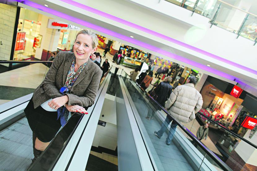 UPRZEJMOŚĆ POPŁACA: Według Sofii Valentin, dyrektor generalnej szwedzkiego Daymakera w Polsce, kluczowe w handlu jest kilkanaście
 sekund po wejściu klienta do sklepu — aktywny i uprzejmy sprzedawca sprawia, że zakupy trwają dłużej i są większe. Polskie sieci na
 razie odrabiają tę lekcję. [FOT. WM]