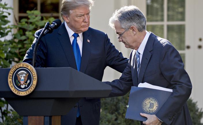 Kiepski rok dolara. Trump i Powell ręka w rękę osłabiają  „zielonego”