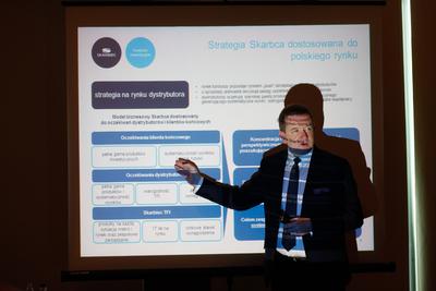 Marek Rybiec, szef Skarbca zapewnia, że spółka będzie co roku wypłacać do 100 proc. zysku w formie dywidendy. Analitycy prognozują, że w 2014r. firma zarobi na czysto 27 mln zł. Przy cenie 44 zł za papier, daje to stopę dywidendy w wysokości 9 proc. Średnia rynkowa nie przekracza 4 proc.