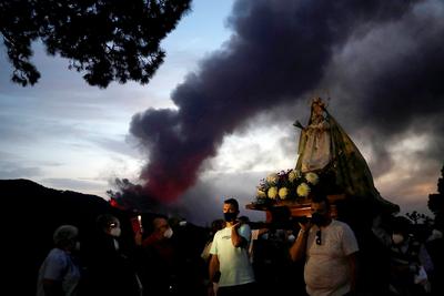 El Paso, Hiszpania, 19 października 2021 r. Procesja z figurą Virgen del Pino (Dziewicy Sosnowej) wokół kaplicy w intencji zatrzymania wulkanu Cumbre Vieja, który nadal wybucha na wyspie La Palma w archipelagu Wysp Kanaryjskich.