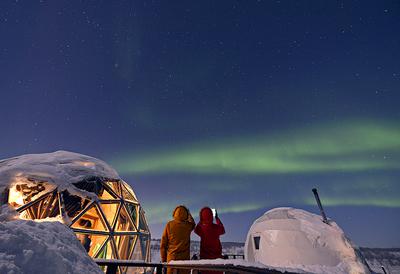 Turyści w hotelu Aurora Village, 49 km od Murmańska. Hotel z igloo zbudowano nad jeziorem Kanentyavr specjalnie, by można było z tego miejsca podziwiać zorzę polarną. 21 lutego 2021 r.