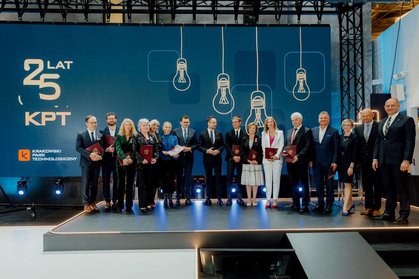 Jubileusz 25-lecia KPT był okazją do świętowania i nagrodzenia wybranych firm honorowymi odznakami za zasługi dla rozwoju gospodarki Rzeczypospolitej Polskiej, które wręczył minister rozwoju i technologii, Waldemar Buda. [FOT. ARC]
