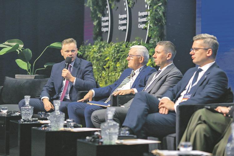 Dynamiczna branża:Uczestnicy dyskusji - Grzegorz Jóźwiak, dyrektor Biura Technologii Wodorowych i Paliw Syntetycznych w PKN Orlen, Janusz Kotowicz, prorektor ds. współpracy z otoczeniem społeczno-gospodarczym Politechniki Śląskiej, Bartłomiej Kras prezes Impact Clean Power Technology i Marcin Parchomiuk, zastępca dyrektora ds. badawczych i komercjalizacji w Sieci Badawczej Łukasiewicz – wskazali, że rozwój technologii wodorowych postępuje w bardzo dynamicznym tempie. Dynamiczna branża:Uczestnicy dyskusji - Grzegorz Jóźwiak, dyrektor Biura Technologii Wodorowych i Paliw Syntetycznych w PKN Orlen, Janusz Kotowicz, prorektor ds. współpracy z otoczeniem społeczno-gospodarczym Politechniki Śląskiej, Bartłomiej Kras prezes Impact Clean Power Technology i Marcin Parchomiuk, zastępca dyrektora ds. badawczych i komercjalizacji w Sieci Badawczej Łukasiewicz – wskazali, że rozwój technologii wodorowych postępuje w bardzo dynamicznym tempie.