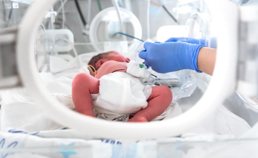 Noworodki urodzone po sześciu miesiącach ciąży lub wcześniej są uważane za skrajne wcześniaki i obarczone wysokim ryzykiem śmierci lub niepełnosprawności. 