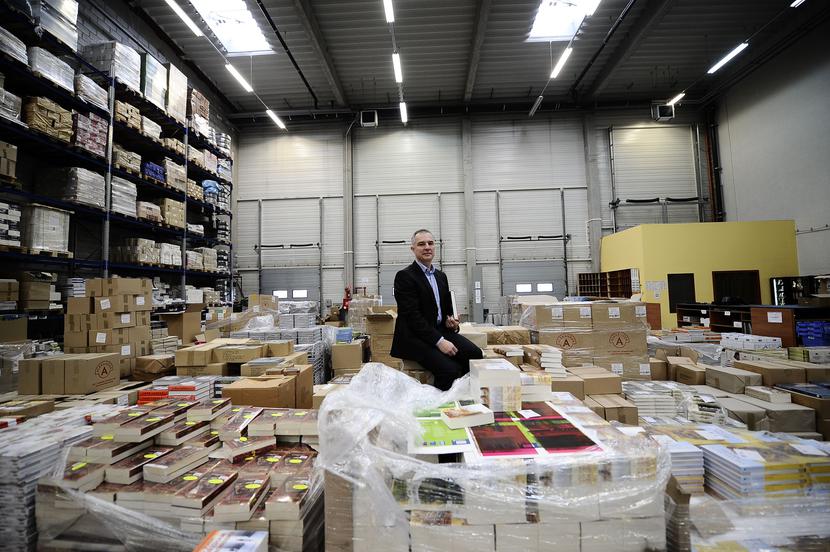 — Jesteśmy blisko zmiany głównego akcjonariusza — rozmowy toczą się z czterema chętnymi, tak z branży księgarsko-wydawniczej, jak i spośród funduszy private equity. Spodziewamy się, że rozstrzygnięcia zapadną wkrótce, raczej nie później niż w pierwszym kwartale przyszłego roku. Niewykluczone jednak, że pozostaniemy pod kontrolą funduszy z grupy SEAF — mówi Mariusz Rutowicz, prezes Matrasa.  (FOT. TR)