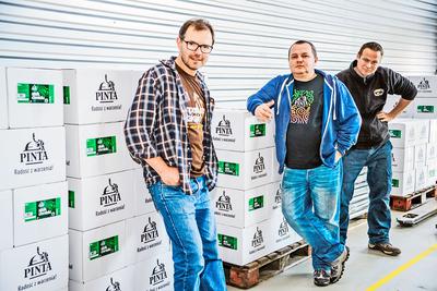 Ziemowit Fałat (pierwszy od lewej), Grzegorz Zwierzyna i Marek Semla założyli Browar Pinta, a teraz chcą rozkręcić drugą spółkę — Pinta Barrel Brewing. Z emisji na platformie crowdfundingowej firma zdobyła 4,1 mln zł, a wyceniono ją na 14 mln zł. Pierwsze przychody ma osiągnąć za 2 lata.
