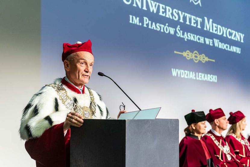 – Aby być dobrym lekarzem, w pierwszej kolejności trzeba być dobrym człowiekiem. Pielęgnujcie swoje człowieczeństwo. Dzięki temu lepiej pomożecie tym, którzy zwrócą się do was o pomoc - mówił rektor uczelni prof. Piotr Ponikowski.