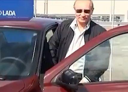 Premier wsiada do Łady, ale nie wie co go czeka (fot. YouTube)