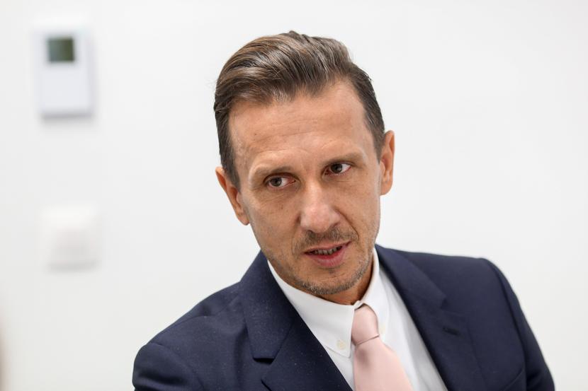 100 milionów na minusie.