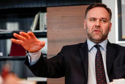 SKUTECZNE ULTIMATUM: W artykule z 16 sierpnia pisaliśmy, że Dawid Jackiewicz, minister skarbu, dał władzom PZU miesiąc na porozumienie. Odejście Sebastiana Klimka to próba salomonowego rozwiązania impasu. Czas pokaże, na ile ten ruch przyniesie oczekiwany efekt.