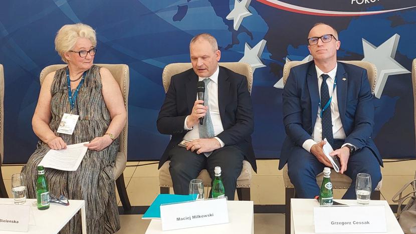 Zapisy wprowadzone do noweli m.in. ograniczają firmom farmaceutycznym możliwość zawieszania postępowania, co wydłuża cały proces refundacyjny  - mówił wiceminister Miłkowski w trakcie I Forum Ochrony Zdrowia w Wąsowie. 