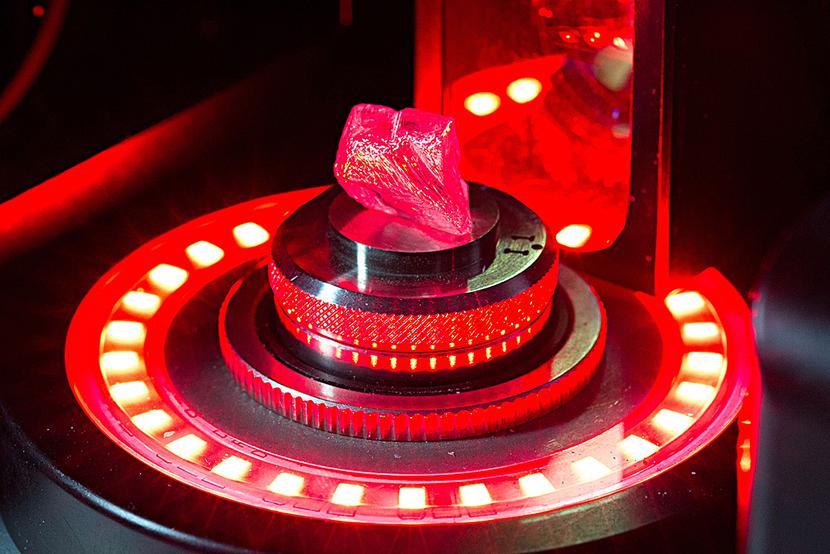 Laser skanuje nieoszlifowany naturalny diament o masie 12,26 karatów