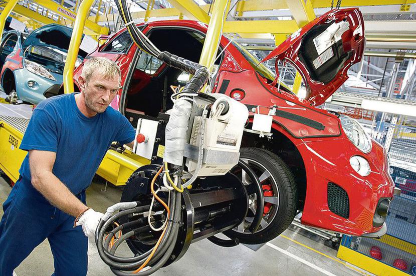 OŻYWIENIE: Tegoroczne lato to dobry czas dla koncernów samochodowych. Większość z nich zwiększyła w tym czasie i produkcję, i sprzedaż. [FOT. R.KLIMKIEWICZ_EDYTOR]