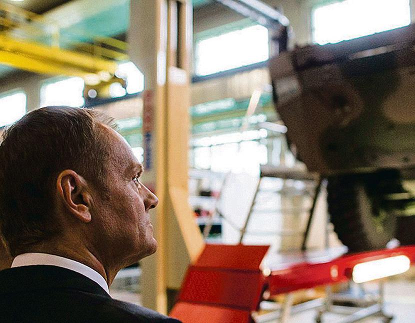 OJCIEC CHRZESTNY:
 Transporter opancerzony Rosomak zrobił duże wrażenie na premierze Donaldzie Tusku. Ochrzci tym mianem nową grupę zbrojeniową?
 [FOT. M. ŚMIAROWSKI-KPRM]
 