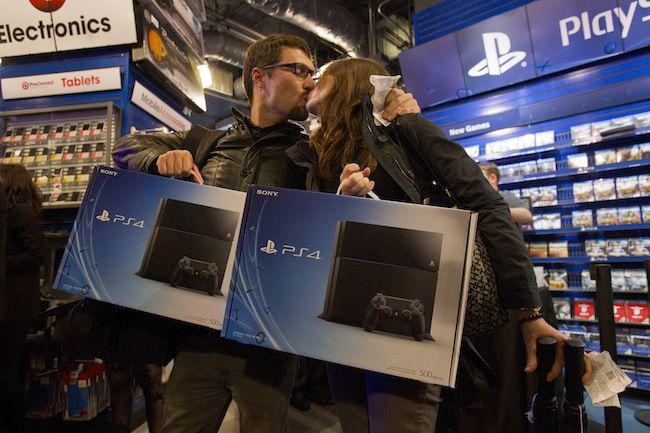 Zadowoleni klienci, którzy kupili konsole PS4 w dniu premiery FOT. Bloomberg