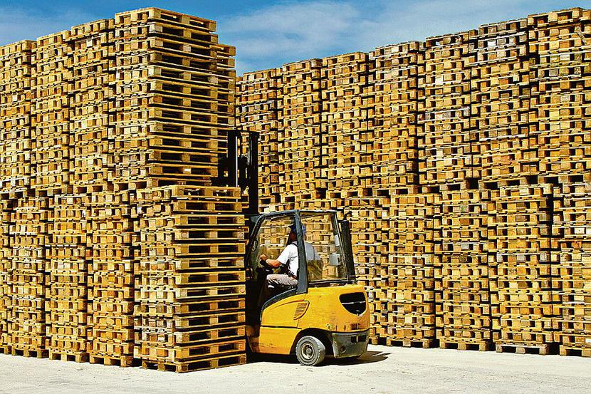 Polska to drugi producent europalet na świecie. Używa ich wiele firm. Dla wszystkich wymienialność nowych i starych palet jest bardzo ważna. [FOT. ISTOCK]