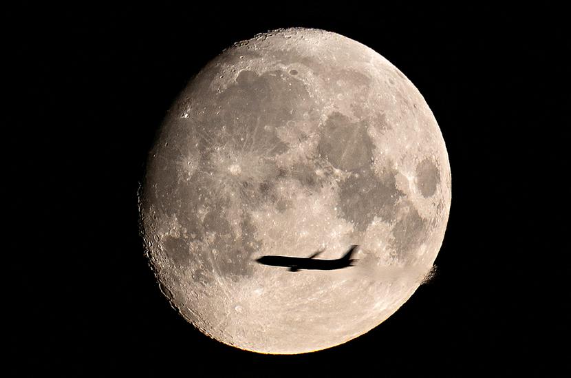 9 sierpnia 2022 r., Moskwa, Rosja. Samolot pasażerski na tle pełni księżyca.