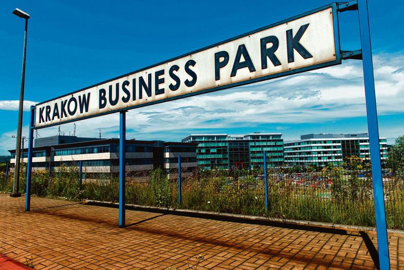 WIZYTÓWKA MAŁOPOLSKI:
 Zabierzowski Kraków Business Park wydawał się ryzykownym pomysłem. Gigantyczny sukces zawdzięcza rewelacyjnemu położeniu. Do autostrady A4 i lotniska Balice można dotrzeć w kilka minut, do centrum Krakowa (dzięki połączeniom kolejowym z własnej stacji) — w kilkanaście.
 [FOT. T.GOTFRYD]