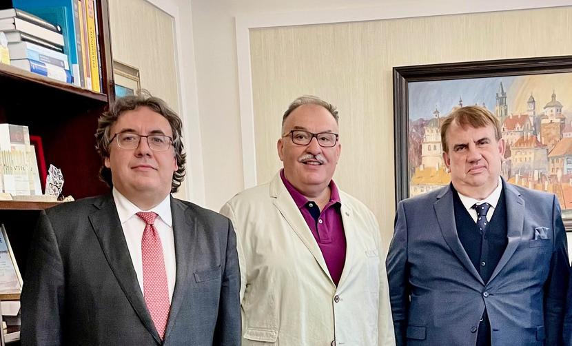 Od lewej: prof. Robert Rejdak z Katedry i Kliniki Okulistyki Ogólnej i Dziecięcej Uniwersytetu Medycznego, prof. Wiesław Gruszecki z Katedry Biofizyki - Instytutu Fizyki Uniwersytetu Marii Curie-Skłodowskiej, prof. Wojciech Załuska - rektor Uniwersytetu Medycznego w Lublinie. Od lewej: prof. Robert Rejdak z Katedry i Kliniki Okulistyki Ogólnej i Dziecięcej Uniwersytetu Medycznego, prof. Wiesław Gruszecki z Katedry Biofizyki - Instytutu Fizyki Uniwersytetu Marii Curie-Skłodowskiej, prof. Wojciech Załuska - rektor Uniwersytetu Medycznego w Lublinie.