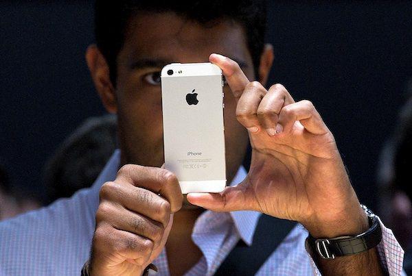 Apple na czele mimo problemów z mapami w nowym iPhonie (fot. Bloomberg)