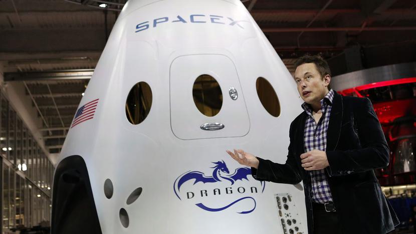 Elon Musk, dyrektor generalny Space Exploration Technologies  podczas prezentacji Manned Dragon V2 Space Taxi w kalifornijskim Hawthorne -  29 maja 2014 r. (fot. Bloomberg)