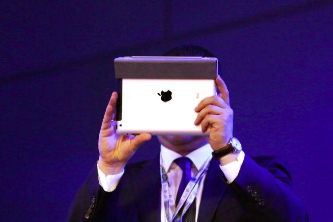 Według agencji Bloomberg, Apple jeszcze w tym roku wprowadzi na rynek tańszą i mniejszą wersję iPada (fot. Bloomberg)