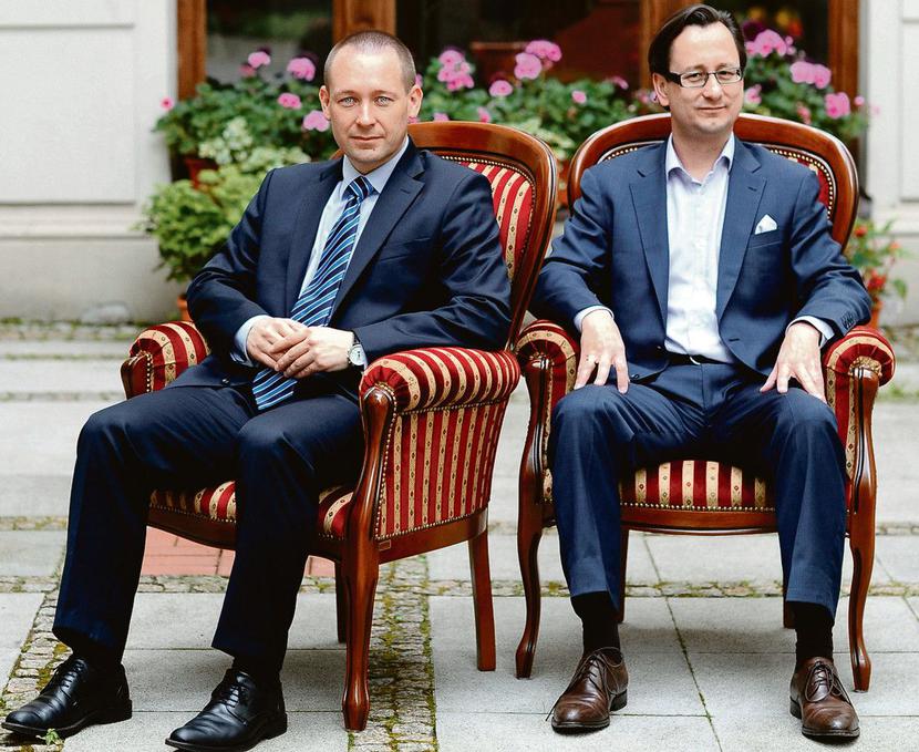 NIEZALEŻNOŚĆ
 OD BANKU:
 W Polsce brakuje
 firm, które doradzą
 bogatym i nie
 sprzedają produktów
 instytucji finansowych.
 — My nie jesteśmy
 powiązani z jakąkolwiek
 instytucją
 finansową, wynagradza
 nas wyłącznie
 nasz klient — mówią
 przedstawiciele
 Lorek Pawlak Family
 Office (na zdj. Rafał
 Lorek i Mariusz
 Pawlak). [FOT. TR]