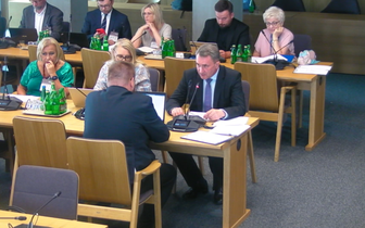 Wiceminister Kos o przeniesieniu niektórych leków biologicznych do AOS: to nie będzie łatwa i szybka zmiana