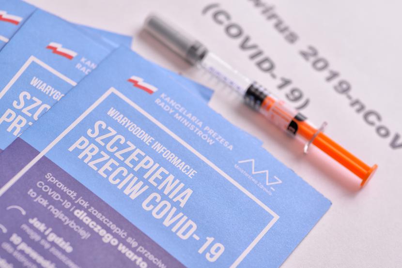 Amerykańskie Centrom Prewencji i Kontroli Chorób już w czerwcu 2024 r. zaleciło przyjęcie uaktualnionej dawki nowych szczepionek przeciwko COVID-19 oraz przeciwko grypie wszystkim dorosłym oraz dzieciom powyżej sześciu miesięcy.
