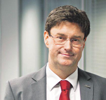 STAŁA KONTROLA:
 Od kilku
 lat bezpośrednio
 zarządzamy ceną,
 znamy oczekiwania
 i możliwości naszych
 klientów. Staramy
 się też rozwiązywać
 problemy naszych
 odbiorców, gdyż ich
 kłopoty finansowe
 mogą wkrótce
 stać się naszymi.
 Ponadto staramy
 się unikać sytuacji,
 gdzie ryzyko opóźnienia
 należności
 lub trudności z ich
 odzyskaniem jest
 wysokie. Dodatkowo
 ubezpieczamy nasze
 transakcje i na bieżąco
 monitorujemy
 spłaty należności
 — mówi Ruediger
 Kuhn, prezes CEMEX
 Polska i Europa
 Wschodnia. [FOT. ARC]