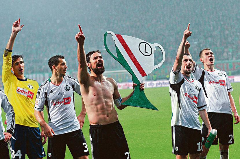 W ubiegłym sezonie miejsce na koszulce Legii było wyceniane na 15 mln zł. Po tym sezonie kwota na pewno pójdzie w górę. [FOT. FORUM]