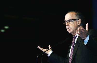 Status dolara jako waluty rezerwowej nie został dolarowi dany raz na zawsze — uważa Stephen Roach, wykładowca Uniwersytetu Yale.