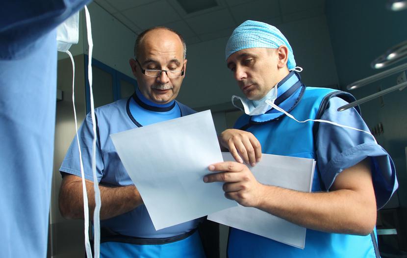Prof. Paweł Buszman (z lewej) oraz dr Krzysztof Milewski (z prawej). 