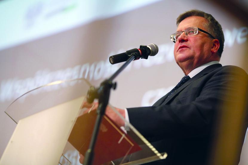 SZTUKA
 COFANIA:
 Prezydent
 Bronisław
 Komorowski
 jeszcze kilka dni
 temu mówił,
 że zmiany w OFE
 to krok wstecznie:
 nie reforma,
 a odwrócenie
 reformy. Uznał
 jednak, że innego
 kroku Polska
 nie jest w stanie
 obecnie zrobić.
 [FOT. WM]