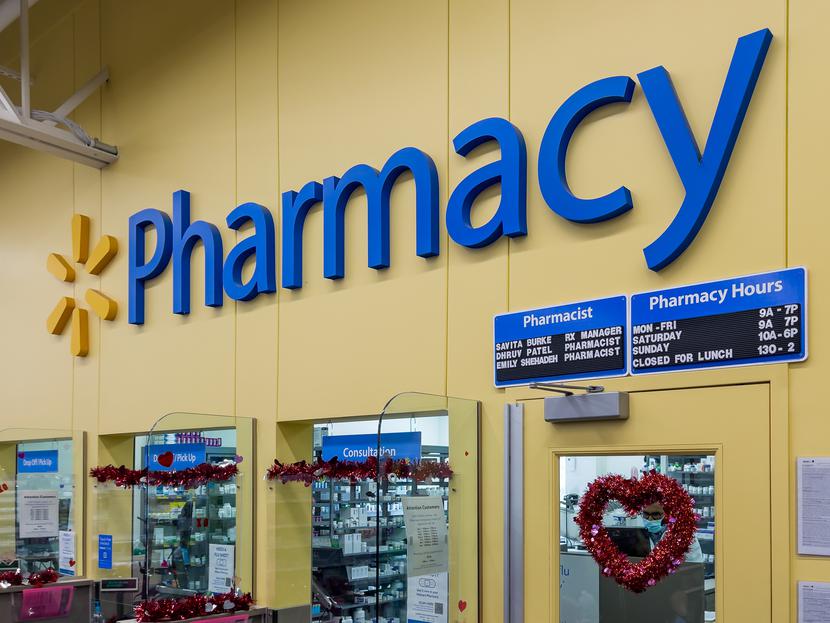 Walmart potwierdził Reutersowi, że zmniejsza liczbę godzin pracy niektórych farmaceutów. Walmart potwierdził Reutersowi, że zmniejsza liczbę godzin pracy niektórych farmaceutów.