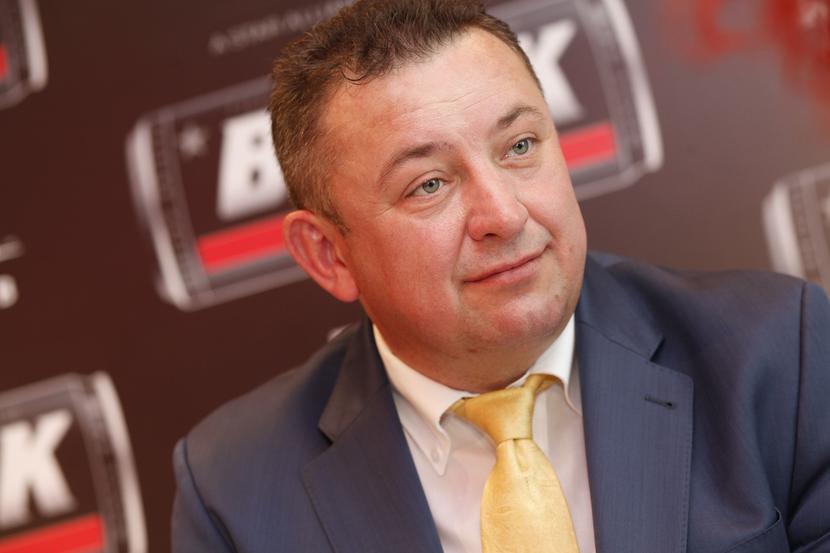 SZYBSZY OD BLACKA:
 Sprzedaż energetyka
 N’gine zwiększa się rok
 do roku o 200 proc.
 Przyciąga ceną i nowym
 opakowaniem. Sporo
 pozytywnego zamieszania
 wokół napoju zrobiły nasza
 współpraca z Arturem
 Kubicą [ojcem Roberta
 Kubicy — red.] i plany
 budowy toru kartingowego
 w Krakowie — chwali się
 Wiesław Włodarski, prezes
 FoodCare. [FOT. WM]