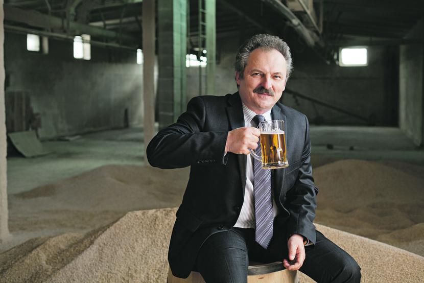 NAJPIERW PIWO, POTEM WHISKY:
 Po sukcesie pierwszych piw lokalnych
 Marek Jakubiak wziął się w 2012 r. za whisky.
 Butelki jeszcze czekają na premierę i leżakują.
 Biznes idealny. Ja śpię, a whisky „rośnie”
 — mówi biznesmen. [FOT. WM]