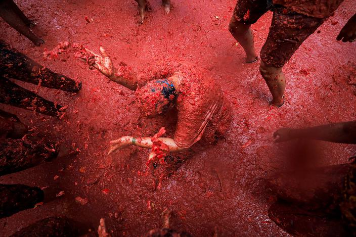 Festiwal La Tomatina to największa na świecie bitwa na jedzenie. Co roku ściąga tłumy gotowe obrzucać się pomidorami. Bunol, okolice Walencji, Hiszpania, 27 sierpnia 2025 r.