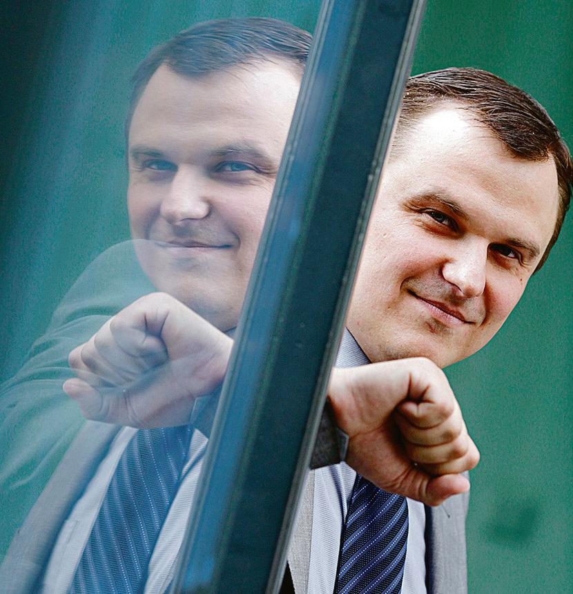 WIARYGODNY KLIENT: Przedstawiciele wolnych zawodów mają wyższe dochody niż średnia.
 A jeśli pożyczają pieniądze z banku, to regularnie je spłacają — mówi Krzysztof Markiewicz, dyrektor
 w Raiffeisen Polbanku odpowiedzialny za segment mikro. [FOT. WM]