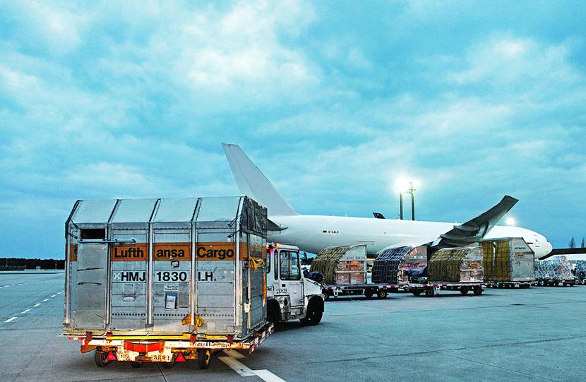 GIGANT Z FRANKFURTU: Otwarty w 1936 r. port obsługuje 56 mln pasażerów i odprawia 2,2 mln ton towarów rocznie, co daje mu trzecie i drugie miejsce w Europie. Pod względem liczby połączeń międzynarodowych nie ma sobie jednak równych na całym świecie. [FOT. BLOOMBERG]