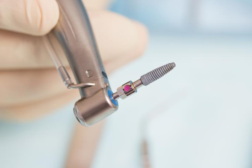 Implanty ze specjalnymi powłokami mogą być zastosowane jako elementy endoprotezy, klinów kostnych, płytek kostnych, a także implantów dentystycznych.