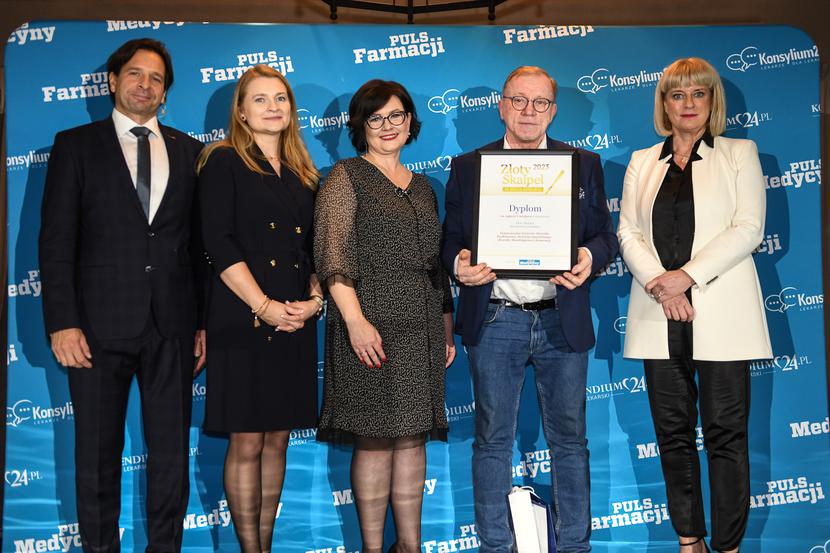 Po Złoty Skalpel 2023 sięgnął dr hab. n. med. Mirosław Ząbek, prof. CMKP (na zdj. z dyplomem). Od lewej: Jarosław Szymański, managing director Bonnier Healthcare Polska, wydawcy “Pulsu Medycyny”; Karolina Helmin-Biercewicz, członek Zarządu PZU Zdrowie nadzorujący obszar doświadczeń pacjenta oraz marketingu i komunikacji; Małgorzata Konaszczuk, redaktor naczelna “Pulsu Medycyny”, prof. Mirosław Ząbek; Daniela Piotrowska, dyrektorka Naukowej Fundacji Polpharmy.