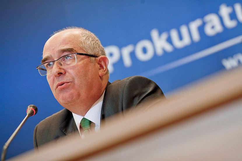 Krawiec o garderobie prokuratora generalnego: Przy długiej szyi włoski krój kołnierzyka koszuli byłby dla niego korzystniejszy (FOT. M. Wiśniewski)