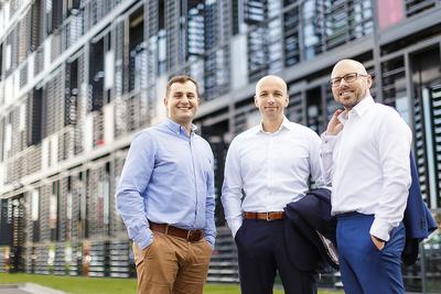Szymon Niemczura, Przemek Berendt i Mike Kennedy, założyciele Talent Alpha, uważają, że ich firma jest hybrydą między tradycyjną firmą ITO a platformami talentowymi jak Upwork.