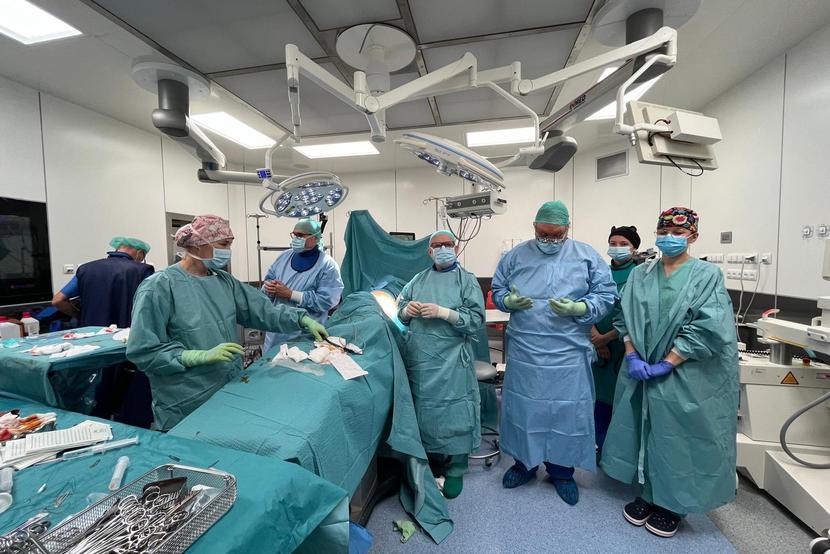 Zabiegi zostały przeprowadzone na bloku operacyjnym Kliniki Ortopedii i Traumatologii Narządu Ruchu SKDJ UCK WUM. Zabiegi zostały przeprowadzone na bloku operacyjnym Kliniki Ortopedii i Traumatologii Narządu Ruchu SKDJ UCK WUM.