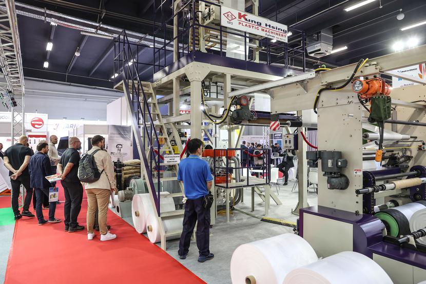 Hale Targów Kielce czasie Plastpolu zamieniły się w fabrykę – pracujące maszyny  przyciągały zwiedzających.